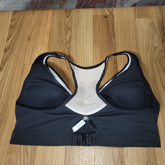 Victoria secret “x very sexy sport ” sports bra in monochrome 34C Black - Picture 4 of 9